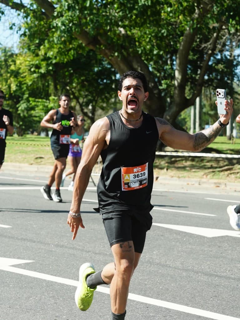 Fernando Naves correndo na Maratona do Rio, bib 3639